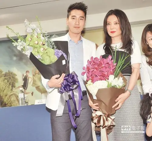 赵薇(右)昨和赵又廷一起出席《致青春》台湾记者会.(卢禕祺摄)