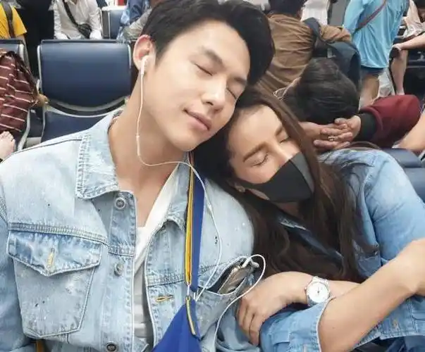 泰星ann靠着mark肩膀补觉称跟男朋友去旅游kim的回应太可爱