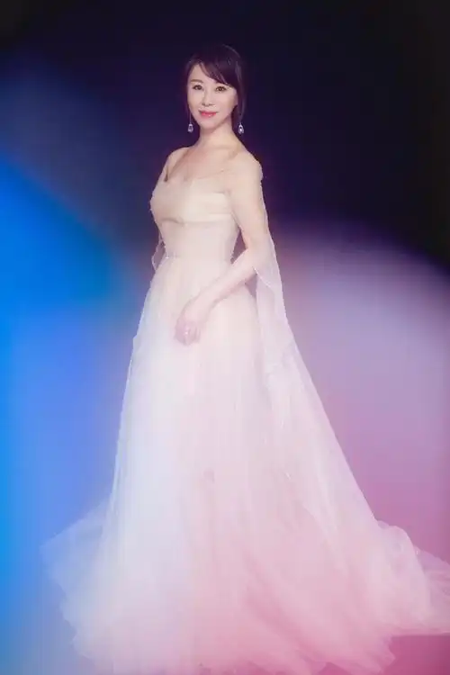 组图:祖海白色礼服亮相时尚盛典 获得年度风尚跨界歌手