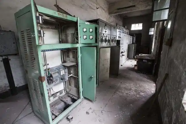 七十年代建成的化肥厂,厂房里全是老掉牙的旧机器,老设备