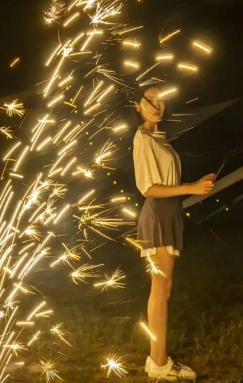 摄影:刘银刚仙女棒在梦幻的夜幕下璀璨耀眼,手拿仙女棒的你烟火光影中