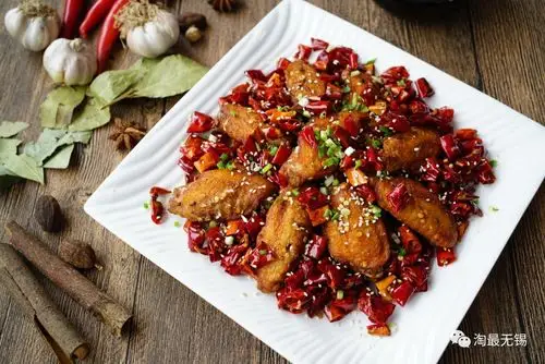 二,辣子鸡中翅麻辣鲜香真是吃的人要跳脚配上小米椒,野山椒,藤椒那