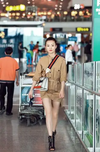 王靖云机场写真曝光 酷装优雅身材窈窕红唇抢镜