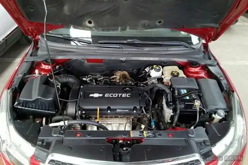 雪佛兰科鲁兹发动机舱