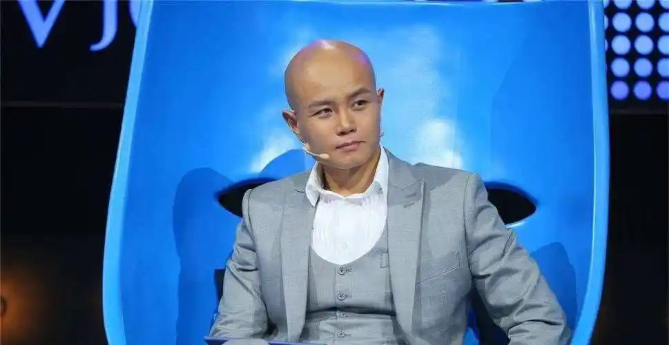 原创原创封后的乐嘉过得怎么样风光不再在小县城给企业员工做培训