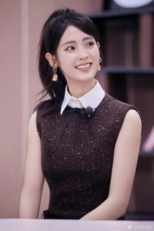 谁给邢菲配的高跟鞋#邢菲工作室发图,邢菲这个裙子搭配发型都蛮好看