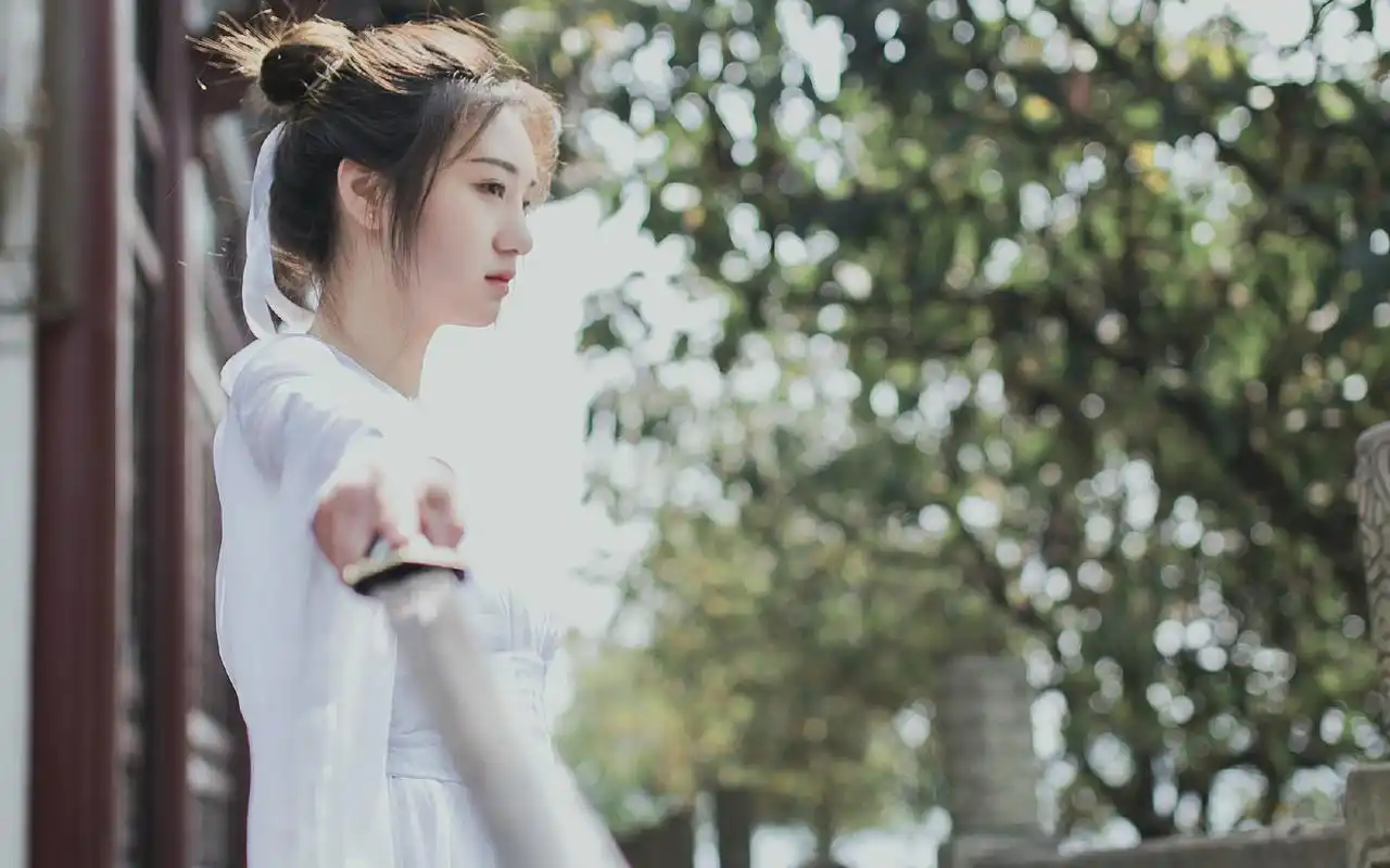古风白衣美女素雅执剑写真电脑桌面壁纸图片下载