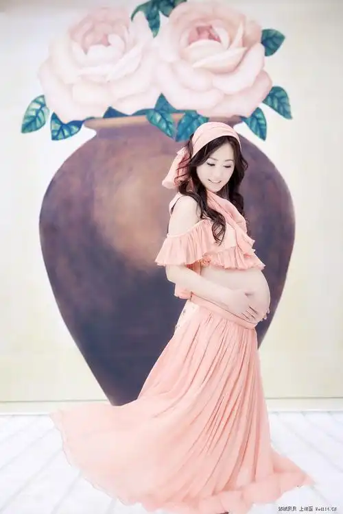 孕妇拍大肚裸照掀时尚潮流惹争议