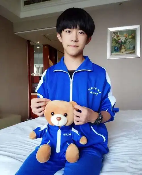 易烊千玺毕业照曝光,照片中千玺的表情却遭网友花式调侃!