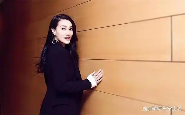 谭晶是一位著名的中国内地女歌手,她出生于 1978 年,如今已经 45 岁了