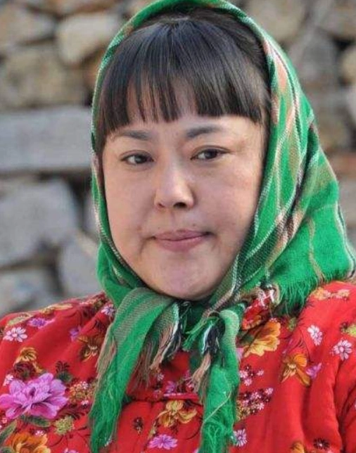 她是农村剧的"胖大婶",说错话被圈内封杀,如今叫卖茶叶太心酸
