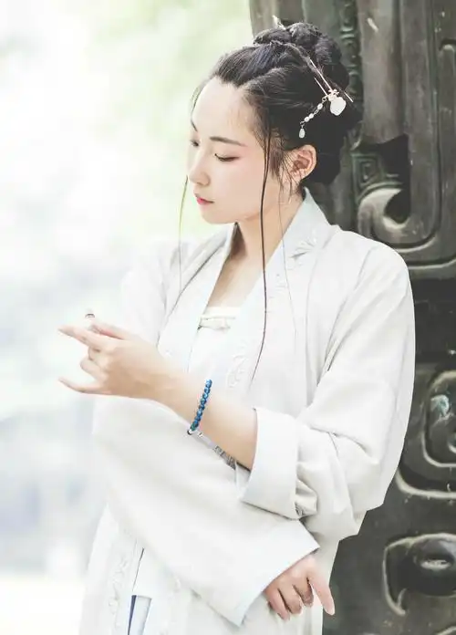 汉服汉族服饰几千年来的总体风格是以清淡平易为主讲究天人合一