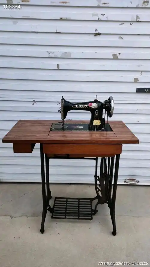 老缝纫机正常使用过去缝缝补补又三年的日子