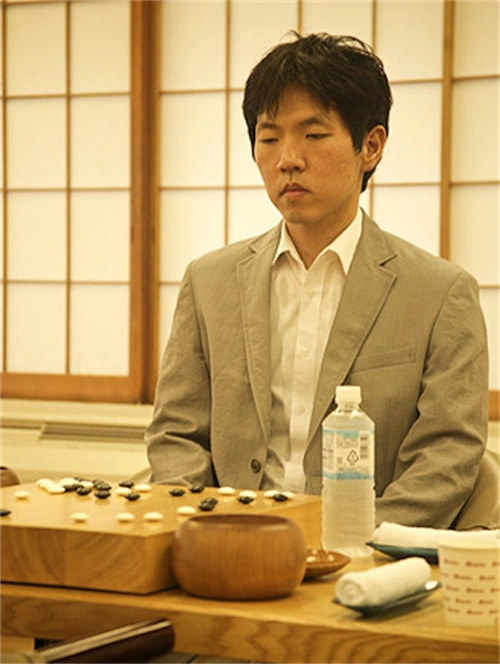 回顾韩国围棋大师李昌镐师母为他系鞋带称他不懂人类的生活