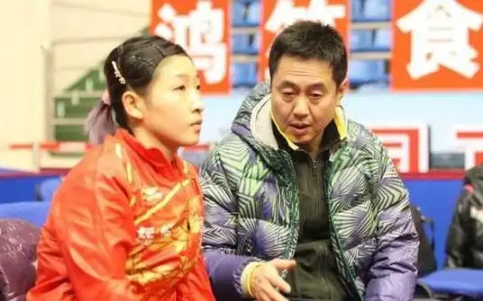 60岁国乒名帅施之皓,与相爱11年原配离婚,娶小23岁爱徒李楠