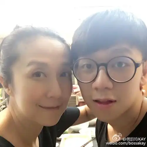 结婚不久的后来黄韵玲的老公竟然出轨了,他跟一位女性两个人牵扯不清