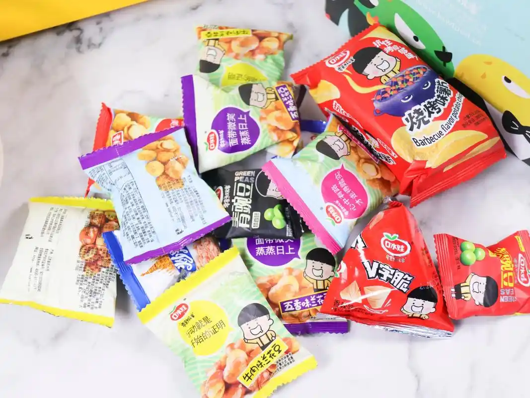 种类齐全的零食大礼包,安抚女友小情绪.