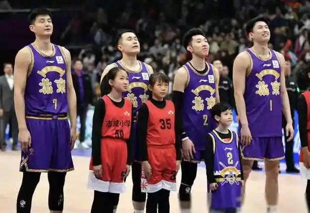 中国篮球名帅闵鹿蕾临场调整,抢三大战淡定应对