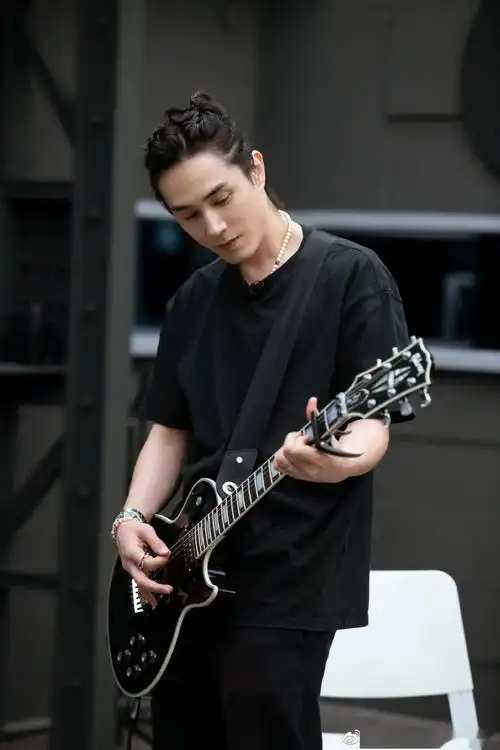 从小在美国长大,2002年在韩国以男团身份出道的李承铉,果然一出手就大