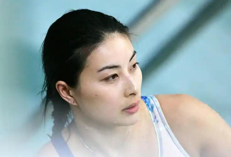 郭晶晶出席慈善活动 辣妈皮肤嫩得出水