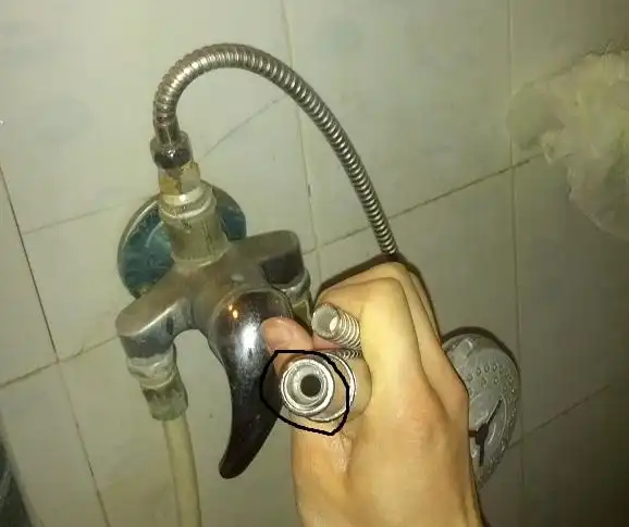 热水器的淋浴喷头的软管断了 怎么修?