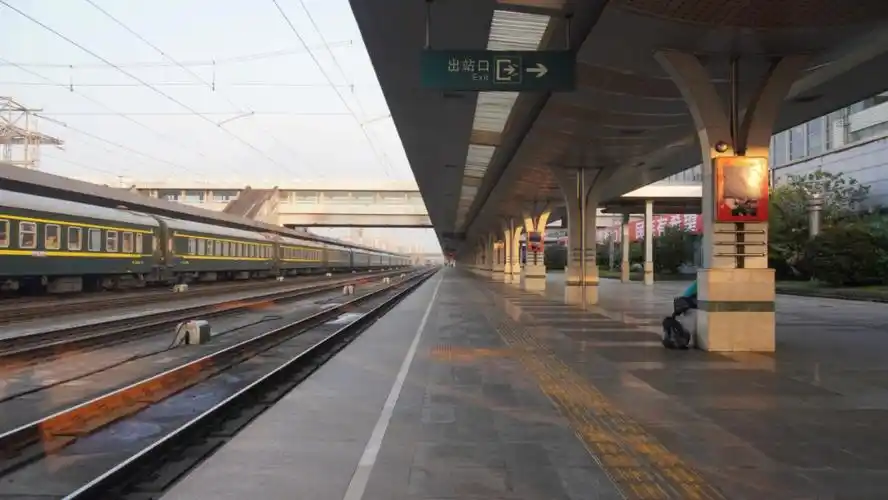 夕阳下的火车站