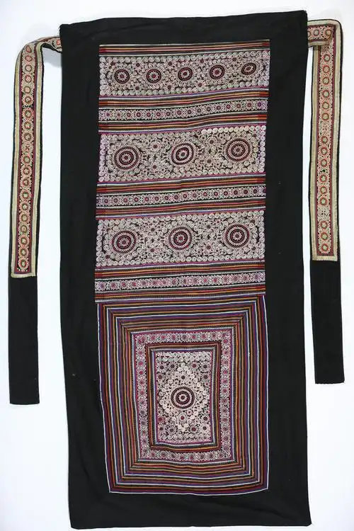 当代云南砚山苗族花卉太阳纹双针锁绣背带