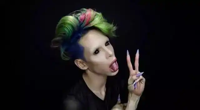 整容狂魔vs整容狂魔,刘梓晨是小儿科,他"不男不女"是外星人?