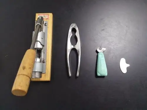 检测坚果时,燕子的工作台前摆上了几个剥坚果的"利器":夏威夷果开口器