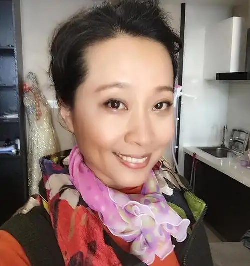 女笑星,因丈夫去世淡出舞台,今已再嫁女儿12岁|黑妹|演员|小品|戚慧