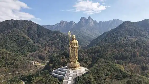 是一个具有悠久历史的佛教圣地,是大愿地藏菩萨道场,佛教四大名山之一