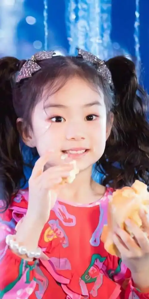 在527"我爱妻(戚)"这天发布同老婆戚薇,女儿lucky李乐祺一同手指比"1"