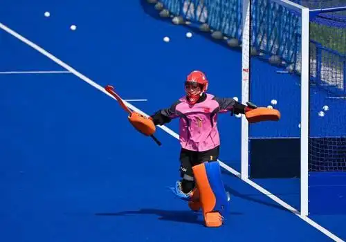 7月20日,中国女子曲棍球队守门员叶娇(左二)在训练中.