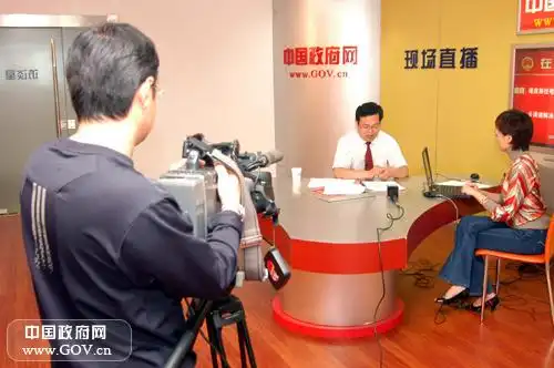 电视记者在访谈现场拍摄