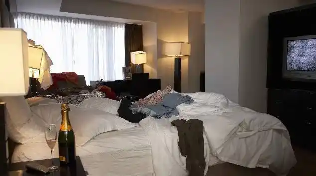 小情侣入住酒店退房,留下的东西简直了!保洁阿姨脸红的都不想碰