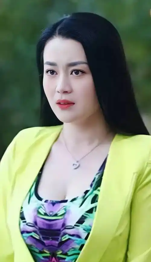 演员关婷娜:被赵本山捧红后,绯闻缠身,40岁单身成父母心病_机会_演艺