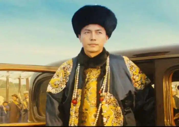 尊龙1987年凭借《末代皇帝》中的爱新觉罗·溥仪一角火遍全球,被称为"