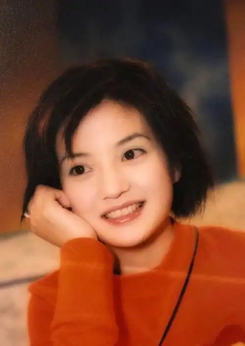 在没有美颜精修的时代,老照片呈现出来的状态是最真实的,年轻时候赵薇