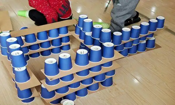 新城逸境幼创意纸杯搭建快乐童年