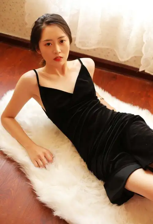 吊带黑裙美女性感诱人写真图片