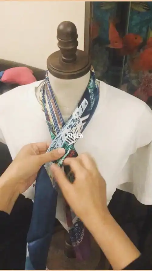 给大家发一个最慢速度的田字结丝巾系法