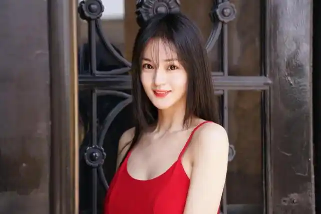 狼女的扮演者名叫申寒梅,是一位90后新生代演员,虽然作品不多,但在