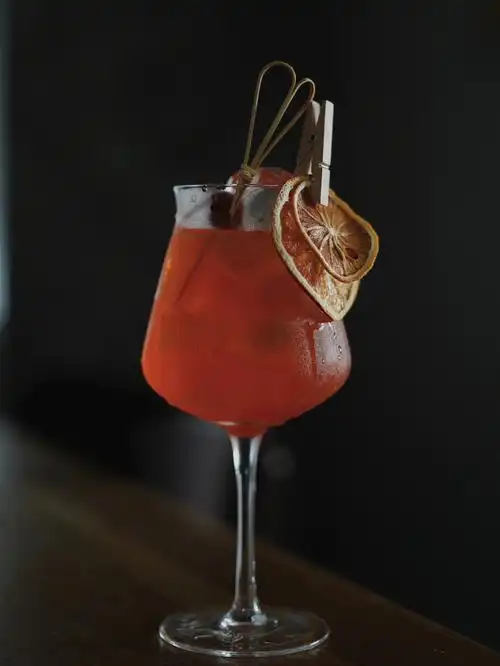 99也可以在加入15ml金酒一起摇荡提到阿佩罗这款意大利国民开胃酒