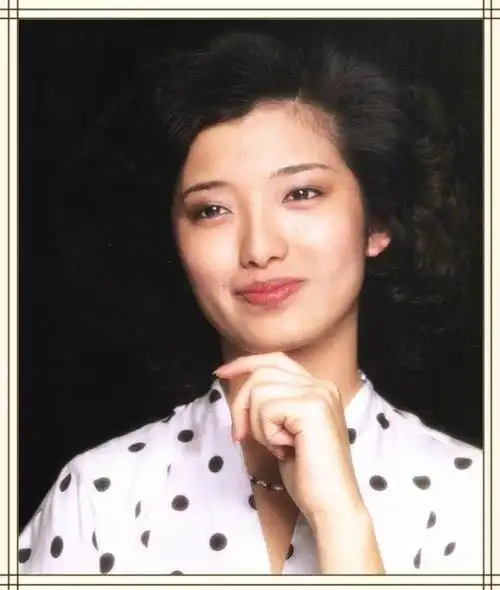 63岁山口百惠老成这样了,蓬松发微胖身材,背7千元包挺低调插图5