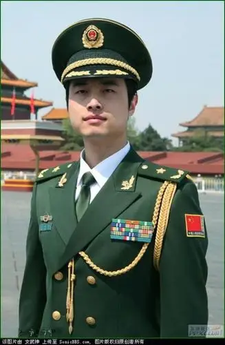 国防绿是  07式陆军士兵常服的颜色  我当兵的时候就穿的这衣服