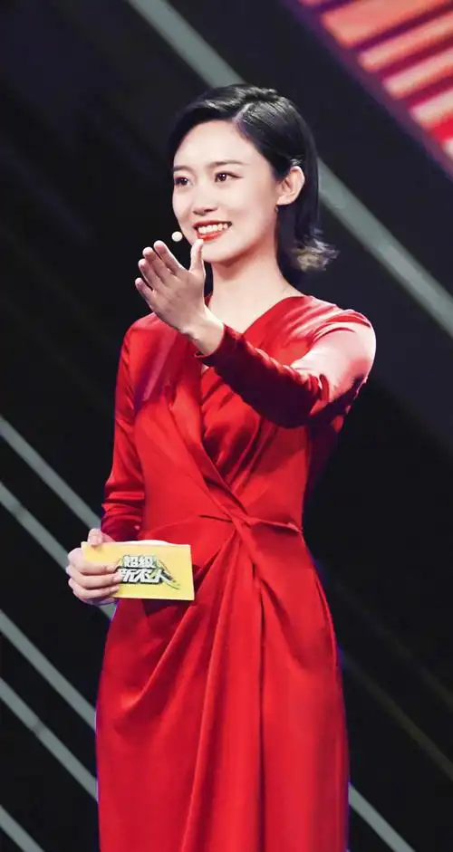 李七月备受央视力捧一袭丝绒红长裙明媚大气绝美气质胜过董卿