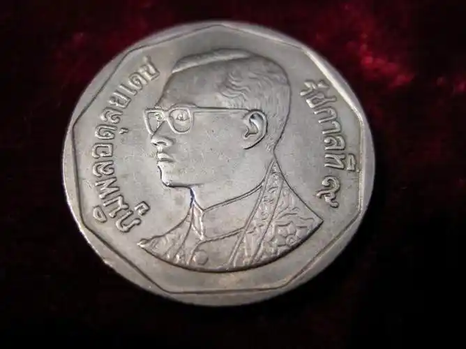 展开全部 5泰铢硬币,折合人民币9毛钱 向左转  向右转