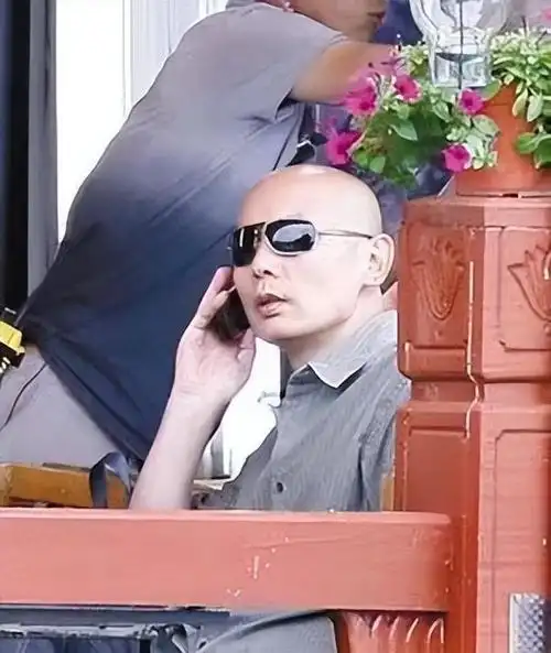 葛优的硬派老路虎,一辆车开十几年,看到车牌:"九五之尊"