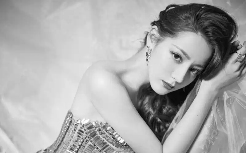 迪丽热巴性感妩媚写真桌面壁纸