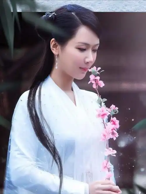 2006年刘涛主演的《白蛇传》播出,个人感觉刘涛演的还是不错的.